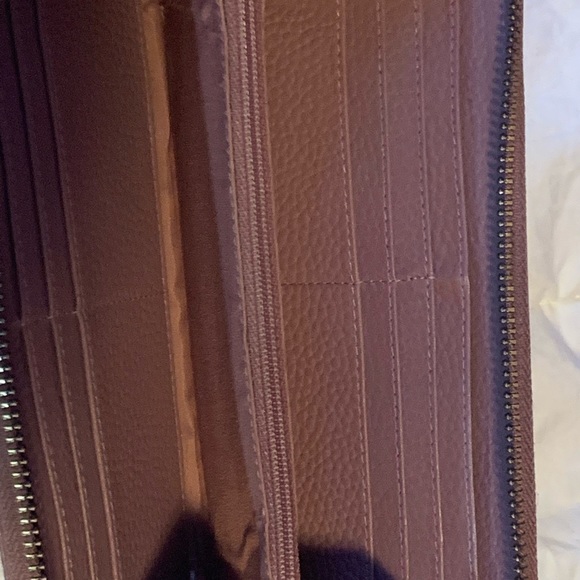 Roots 73 wallet. 12 card slots. Mauve - Picture 4 of 5